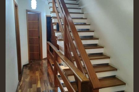 Casa à venda com 270m², 3 quartos e 3 vagasEscada