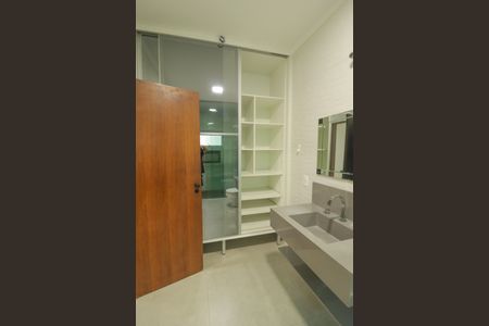 Casa para alugar com 220m², 2 quartos e 5 vagas Casa para alugar com 220m², 2 quartos e 5 vagasSuíte Banheiro