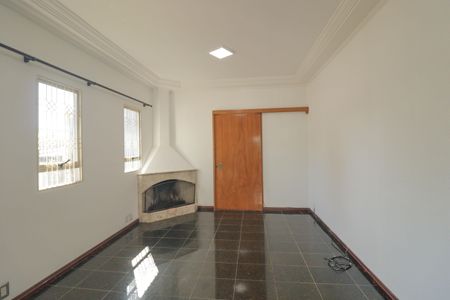 Casa para alugar com 220m², 2 quartos e 5 vagas Casa para alugar com 220m², 2 quartos e 5 vagasSala