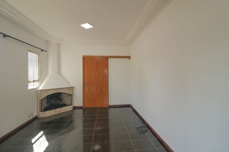 Casa para alugar com 220m², 2 quartos e 5 vagas Casa para alugar com 220m², 2 quartos e 5 vagasSala