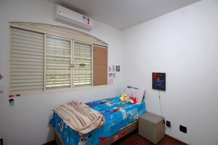 Casa à venda com 261m², 4 quartos e 4 vagasQuarto 2