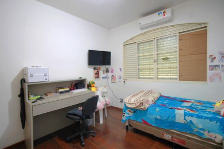 Casa à venda com 261m², 4 quartos e 4 vagasQuarto 2