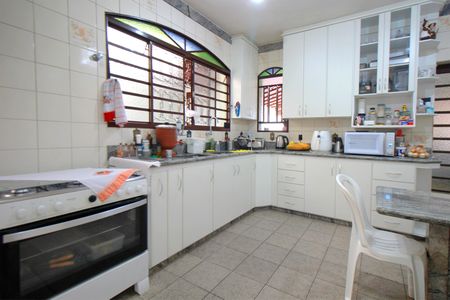 Casa à venda com 261m², 4 quartos e 4 vagasCozinha