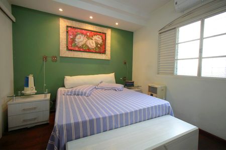 Casa à venda com 261m², 4 quartos e 4 vagasSuite