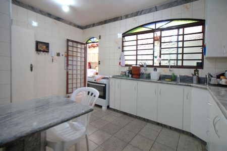 Casa à venda com 261m², 4 quartos e 4 vagasCozinha