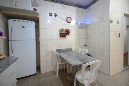 Casa à venda com 261m², 4 quartos e 4 vagasCozinha