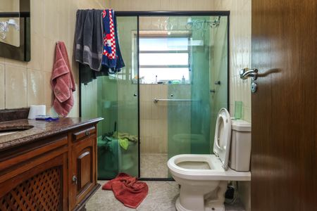 Casa à venda com 222m², 3 quartos e 8 vagasBanheiro da Suíte