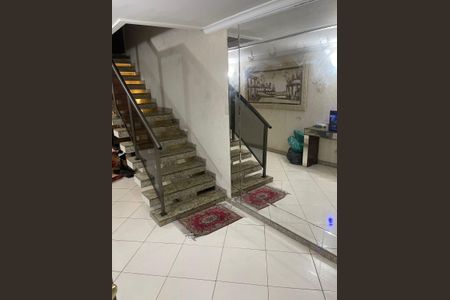 Casa à venda com 264m², 4 quartos e 3 vagas Casa à venda com 264m², 4 quartos e 3 vagasEscada