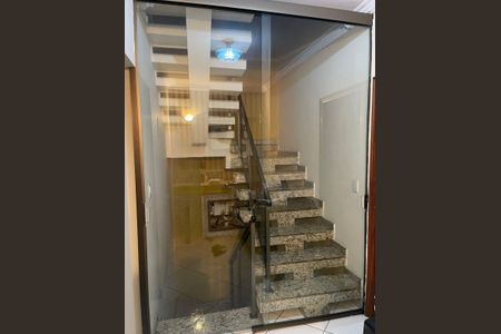 Casa à venda com 264m², 4 quartos e 3 vagas Casa à venda com 264m², 4 quartos e 3 vagasEscada