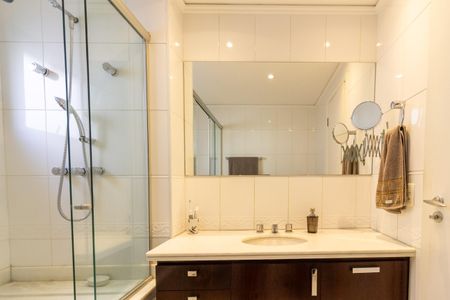 Apartamento à venda com 105m², 2 quartos e 2 vagas Apartamento à venda com 105m², 2 quartos e 2 vagasBanheiro da Suíte 1