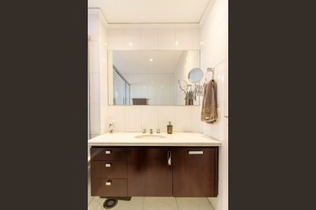 Apartamento à venda com 105m², 2 quartos e 2 vagas Apartamento à venda com 105m², 2 quartos e 2 vagasBanheiro da Suíte 1