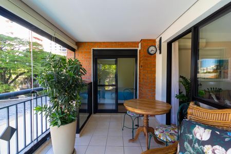 Apartamento à venda com 105m², 2 quartos e 2 vagas Apartamento à venda com 105m², 2 quartos e 2 vagasVaranda da Sala de Estar