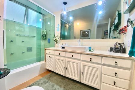 Apartamento à venda com 140m², 3 quartos e 2 vagas Apartamento à venda com 140m², 3 quartos e 2 vagasBanheiro da Suíte 3