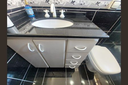 Casa à venda com 150m², 3 quartos e 4 vagasBanheiro Suíte 2