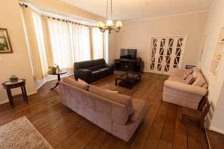 Casa à venda com 420m², 3 quartos e 10 vagas Casa à venda com 420m², 3 quartos e 10 vagasSala