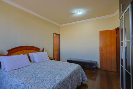 Apartamento à venda com 230m², 3 quartos e 2 vagas Apartamento à venda com 230m², 3 quartos e 2 vagasSuíte