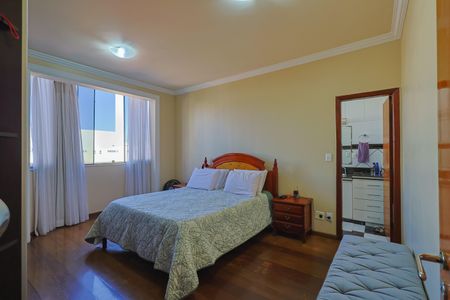 Apartamento à venda com 230m², 3 quartos e 2 vagas Apartamento à venda com 230m², 3 quartos e 2 vagasSuíte