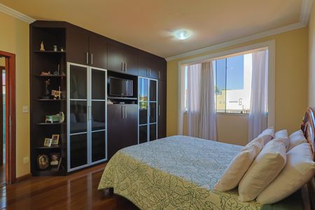 Apartamento à venda com 230m², 3 quartos e 2 vagas Apartamento à venda com 230m², 3 quartos e 2 vagasSuíte