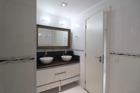 Apartamento para alugar com 200m², 5 quartos e 2 vagasBanheiro Suíte 3