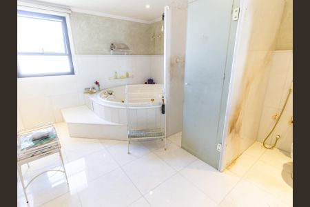 Apartamento à venda com 375m², 4 quartos e 5 vagasBanheiro da Suíte 1