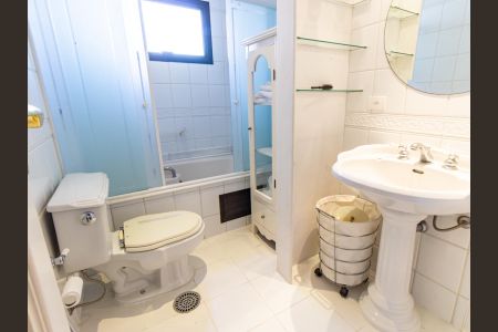 Apartamento à venda com 375m², 4 quartos e 5 vagasBanheiro da Suíte 3