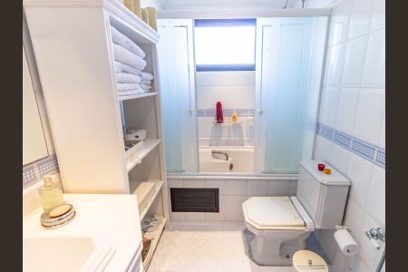 Apartamento à venda com 375m², 4 quartos e 5 vagasBanheiro da Suíte 2