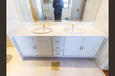 Apartamento à venda com 375m², 4 quartos e 5 vagasBanheiro da Suíte 1