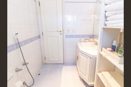 Apartamento à venda com 375m², 4 quartos e 5 vagasBanheiro da Suíte 2