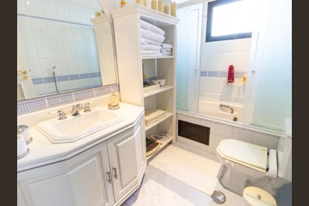 Apartamento à venda com 375m², 4 quartos e 5 vagasBanheiro da Suíte 2