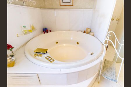 Apartamento à venda com 375m², 4 quartos e 5 vagasBanheiro da Suíte 1