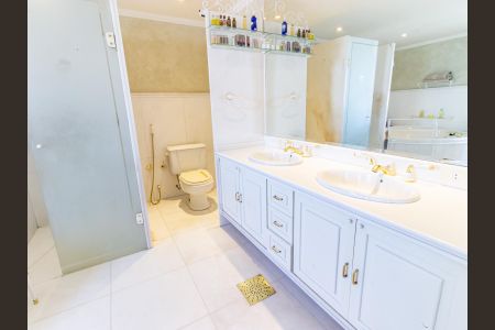 Apartamento à venda com 375m², 4 quartos e 5 vagasBanheiro da Suíte 1