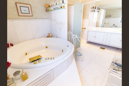Apartamento à venda com 375m², 4 quartos e 5 vagasBanheiro da Suíte 1