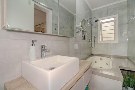 Casa à venda com 340m², 3 quartos e 2 vagasBanheiro da Suíte