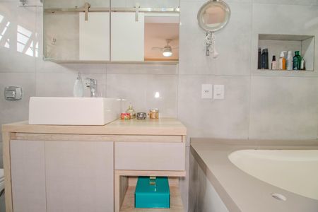 Casa à venda com 340m², 3 quartos e 2 vagasBanheiro da Suíte