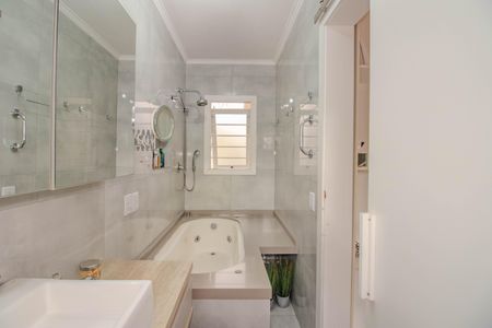 Casa à venda com 340m², 3 quartos e 2 vagasBanheiro da Suíte