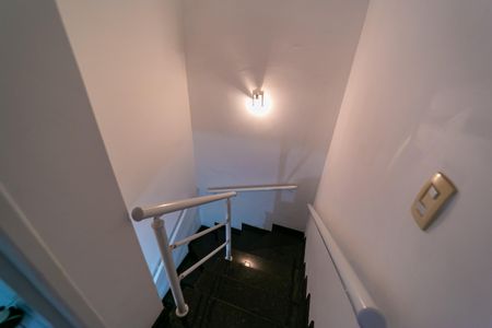 Casa à venda com 75m², 2 quartos e 2 vagasEscada