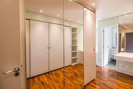 Apartamento à venda com 202m², 3 quartos e 3 vagasCloset da suíte 1