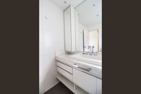 Apartamento à venda com 202m², 3 quartos e 3 vagasBanheiro da Suíte 1