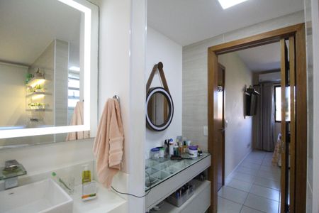 Apartamento à venda com 98m², 2 quartos e 2 vagasBanheiro da suíte