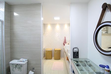 Apartamento à venda com 98m², 2 quartos e 2 vagasBanheiro da suíte