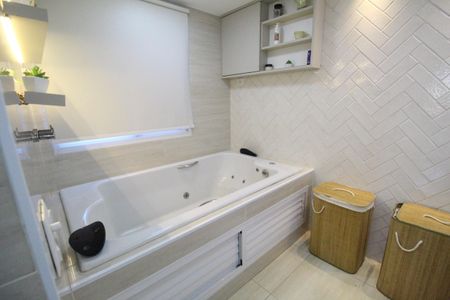 Apartamento à venda com 98m², 2 quartos e 2 vagasBanheiro da suíte