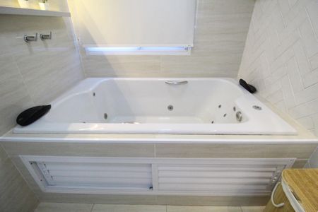 Apartamento à venda com 98m², 2 quartos e 2 vagasBanheiro da suíte