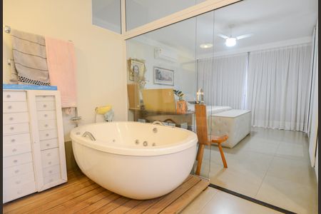 Casa de condomínio para alugar com 350m², 5 quartos e 6 vagas Casa de condomínio para alugar com 350m², 5 quartos e 6 vagasBanheiro da Suíte 1