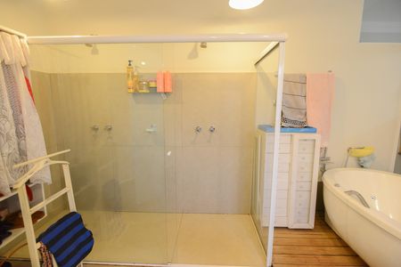 Casa de condomínio para alugar com 350m², 5 quartos e 6 vagas Casa de condomínio para alugar com 350m², 5 quartos e 6 vagasBanheiro da Suíte 1