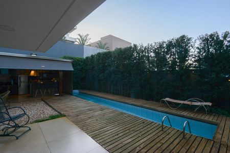 Casa de condomínio para alugar com 350m², 5 quartos e 6 vagas Casa de condomínio para alugar com 350m², 5 quartos e 6 vagasÁrea comum - Piscina