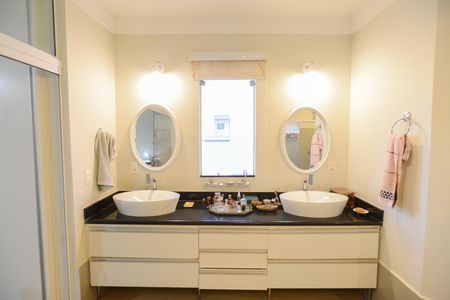 Casa de condomínio para alugar com 350m², 5 quartos e 6 vagas Casa de condomínio para alugar com 350m², 5 quartos e 6 vagasBanheiro da Suíte 1
