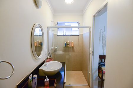 Casa de condomínio para alugar com 350m², 5 quartos e 6 vagas Casa de condomínio para alugar com 350m², 5 quartos e 6 vagasBanheiro da Suíte 2
