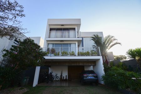 Casa de condomínio para alugar com 350m², 5 quartos e 6 vagas Casa de condomínio para alugar com 350m², 5 quartos e 6 vagasFachada