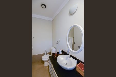 Casa de condomínio para alugar com 350m², 5 quartos e 6 vagas Casa de condomínio para alugar com 350m², 5 quartos e 6 vagasBanheiro da Suíte 2