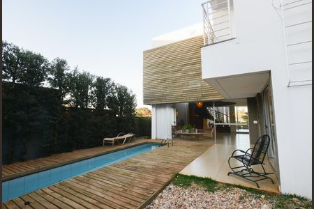 Casa de condomínio para alugar com 350m², 5 quartos e 6 vagas Casa de condomínio para alugar com 350m², 5 quartos e 6 vagasÁrea comum - Piscina